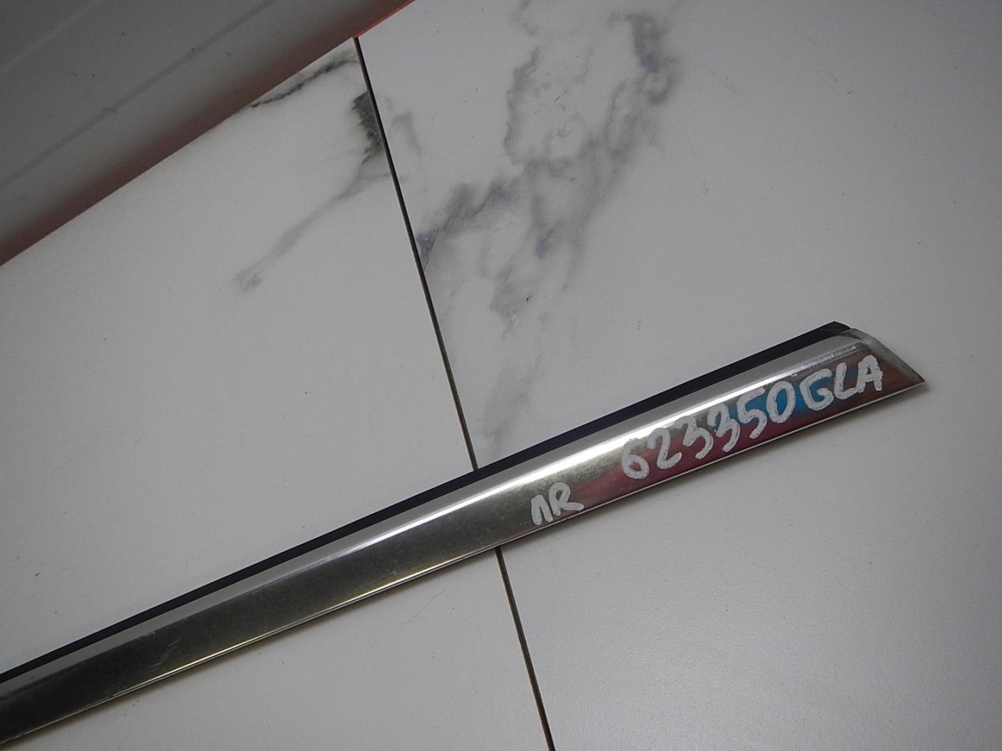 Накладка стекла переднего правого