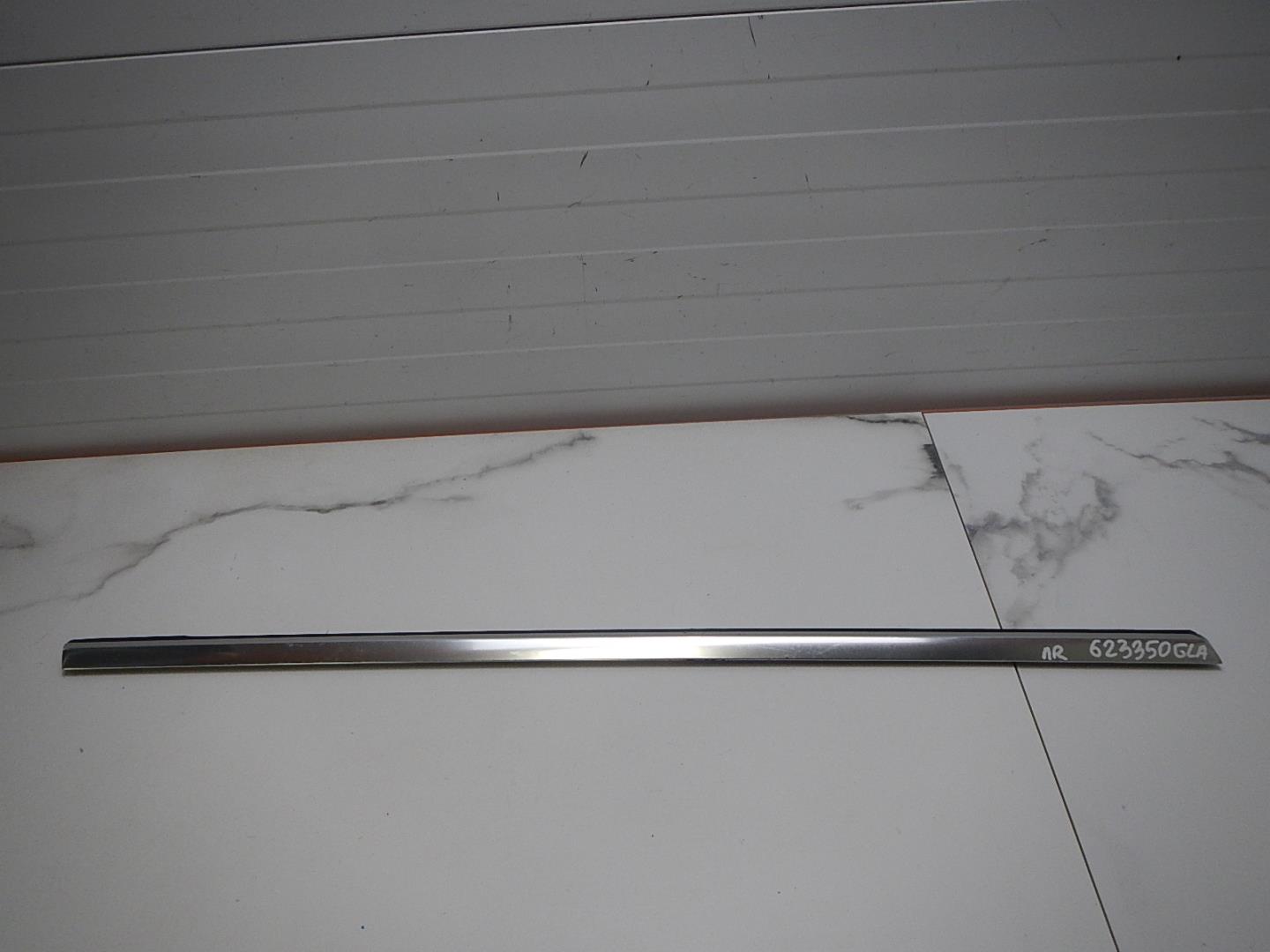 Накладка стекла переднего правого