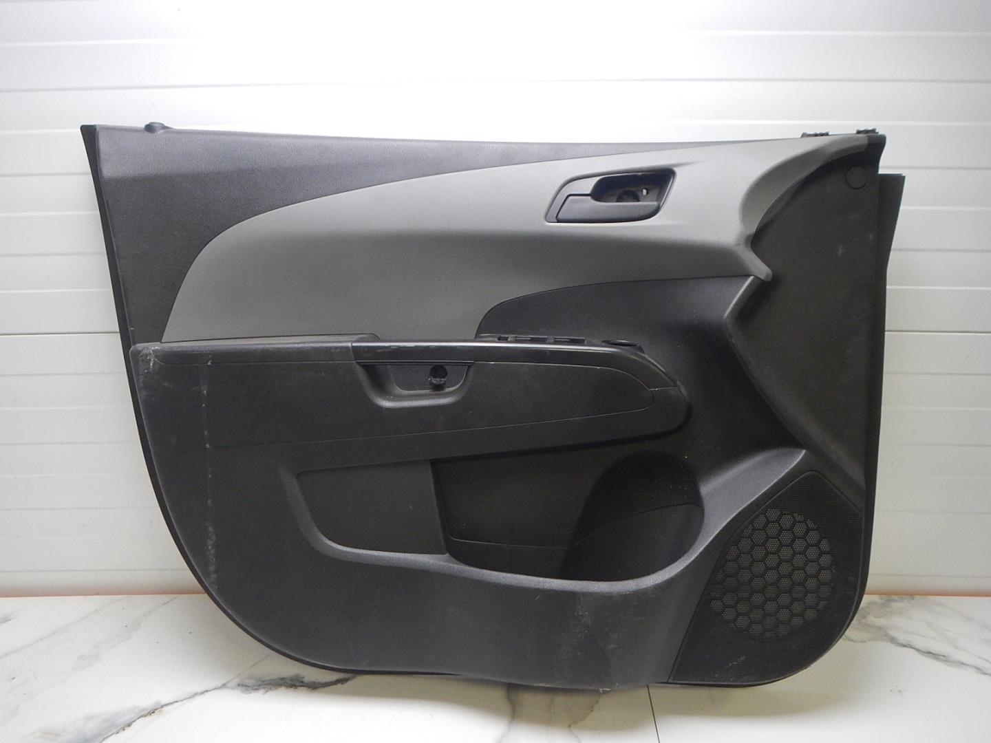 Обшивка двери передней левой