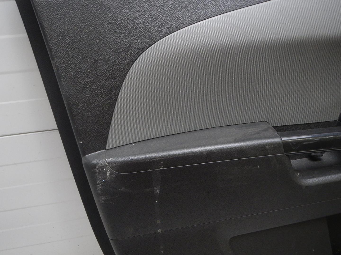 Обшивка двери передней левой