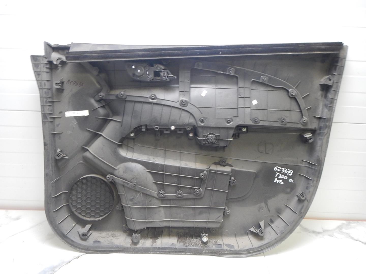 Обшивка двери передней левой