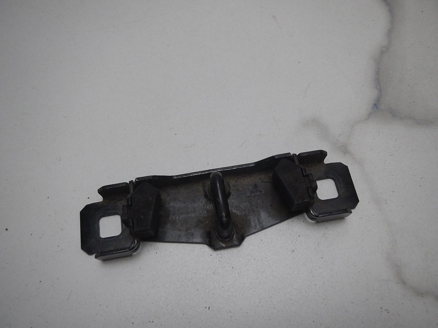 Ответная часть замка багажника