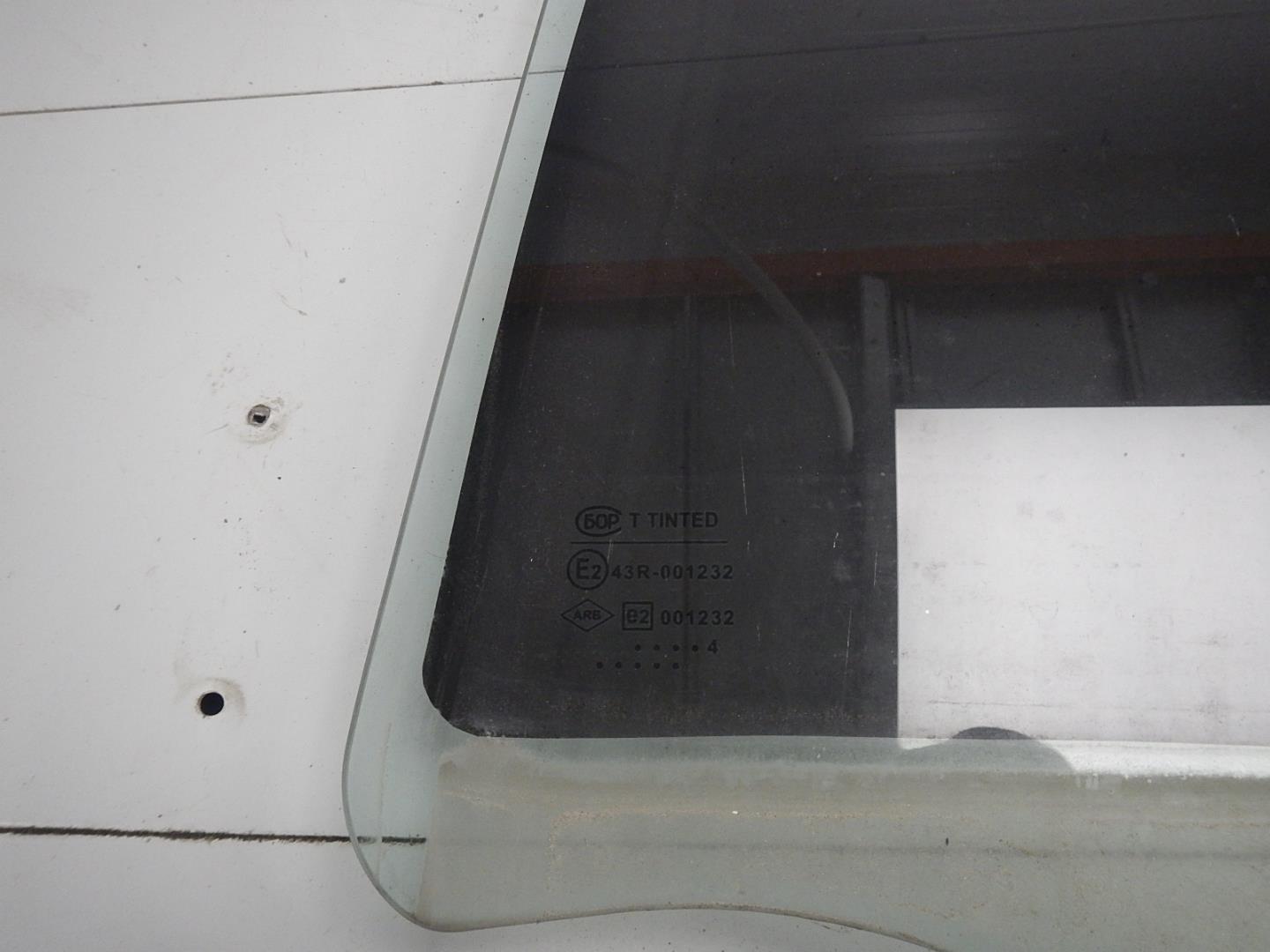 Стекло двери задней левой