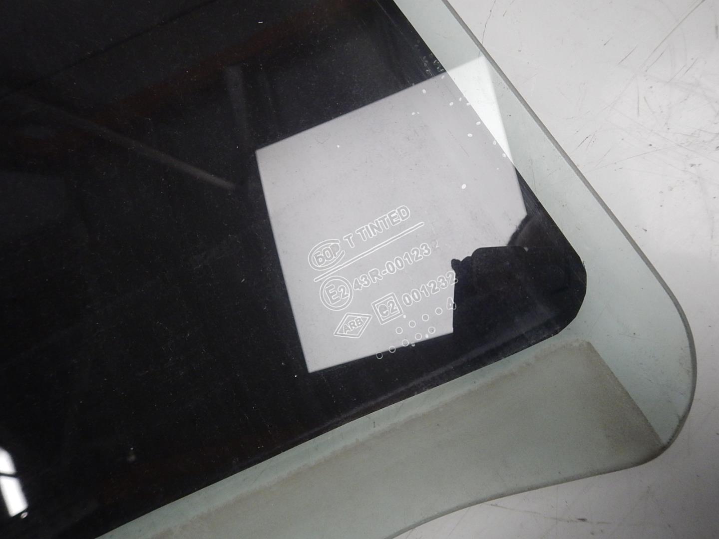 Стекло двери задней правой