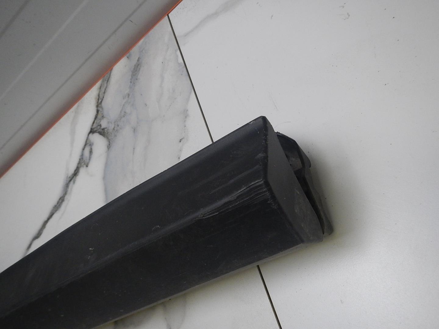 Молдинг задней правой двери