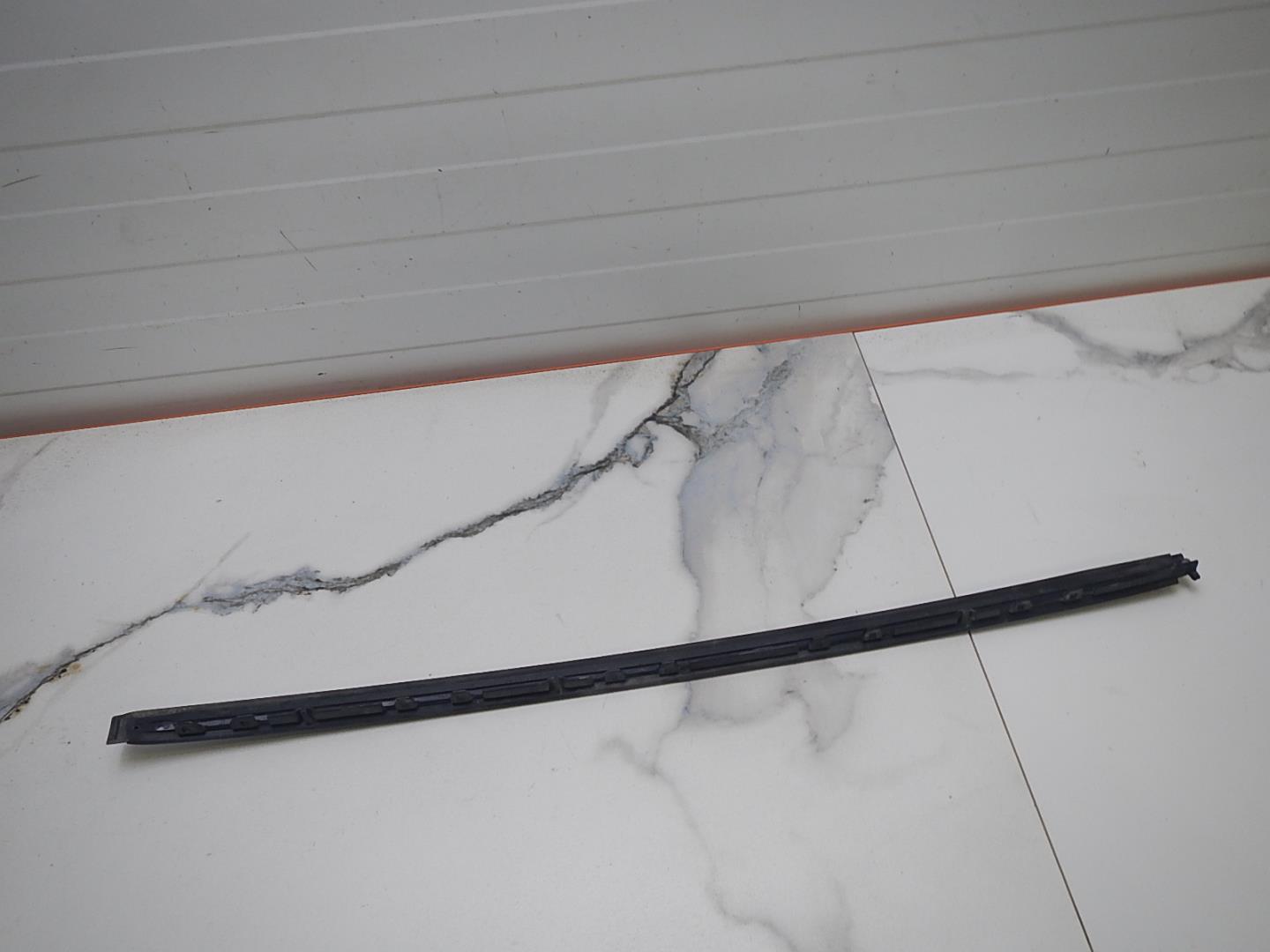 Молдинг лобового стекла