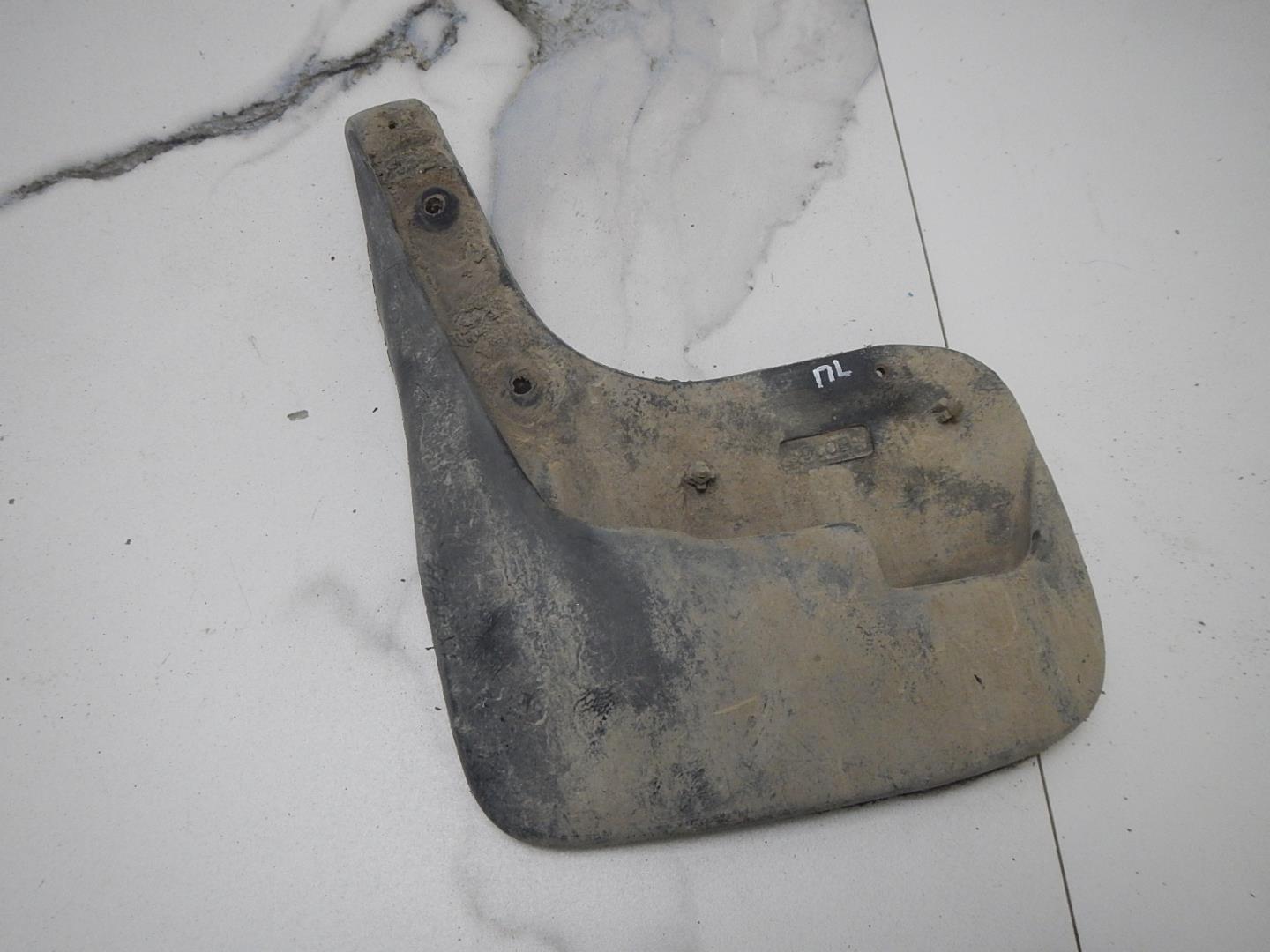 Брызговик передний левый