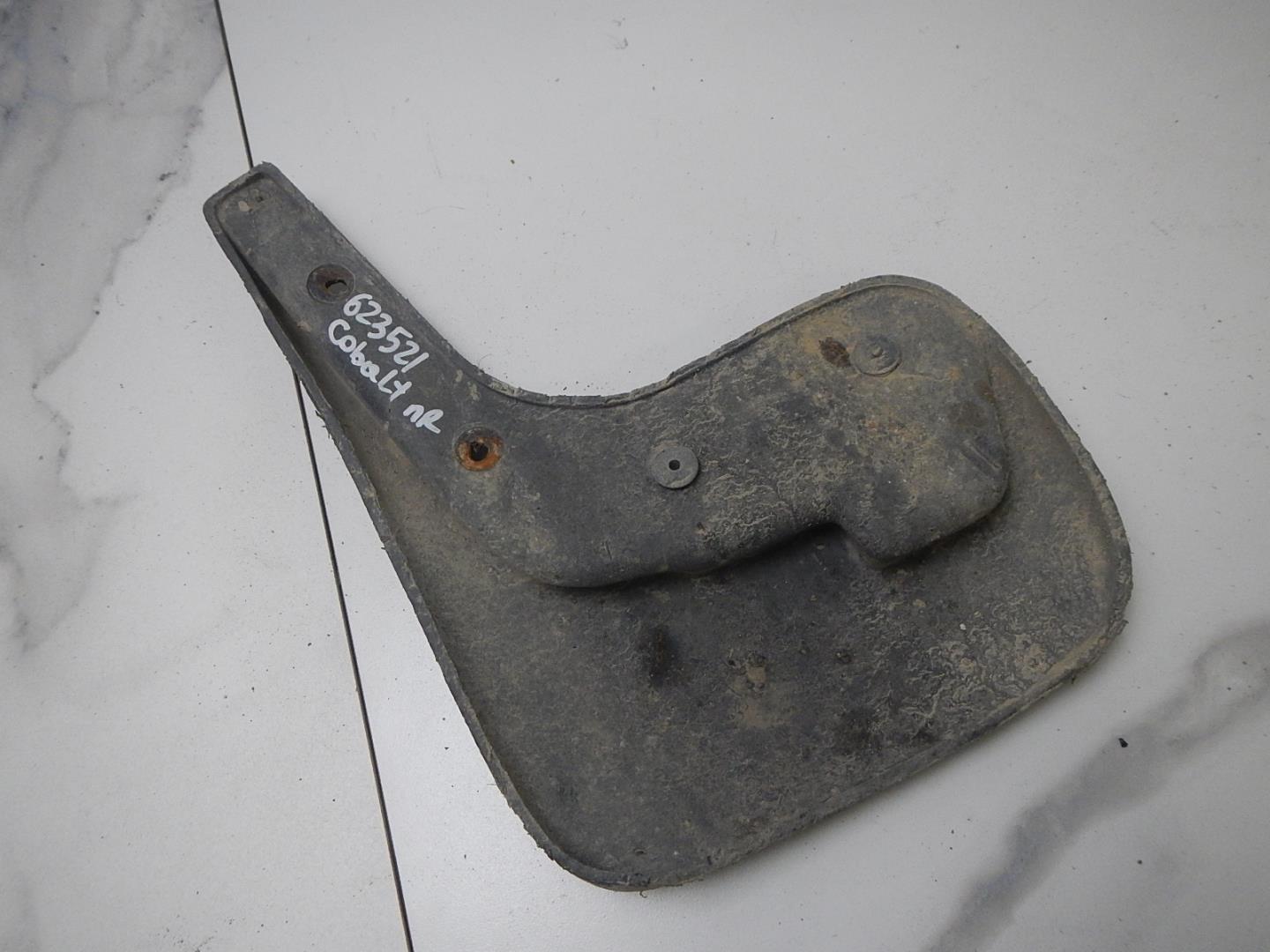 Брызговик передний правый