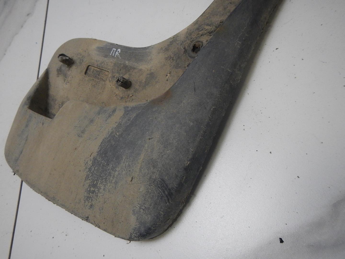 Брызговик передний правый