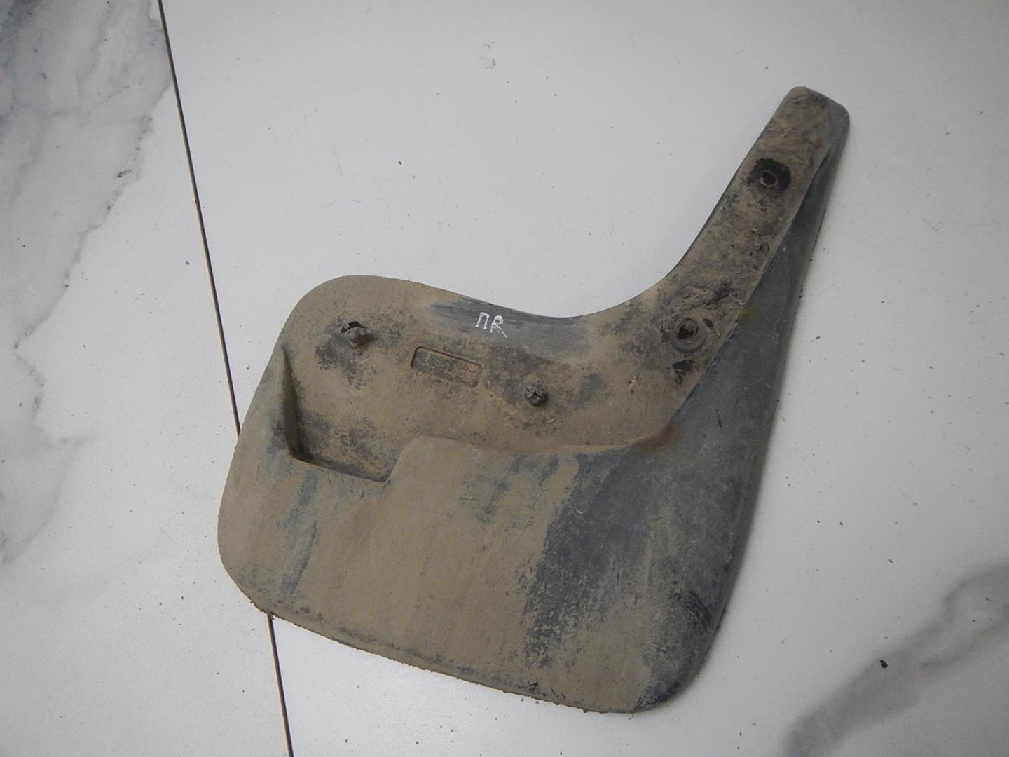 Брызговик передний правый