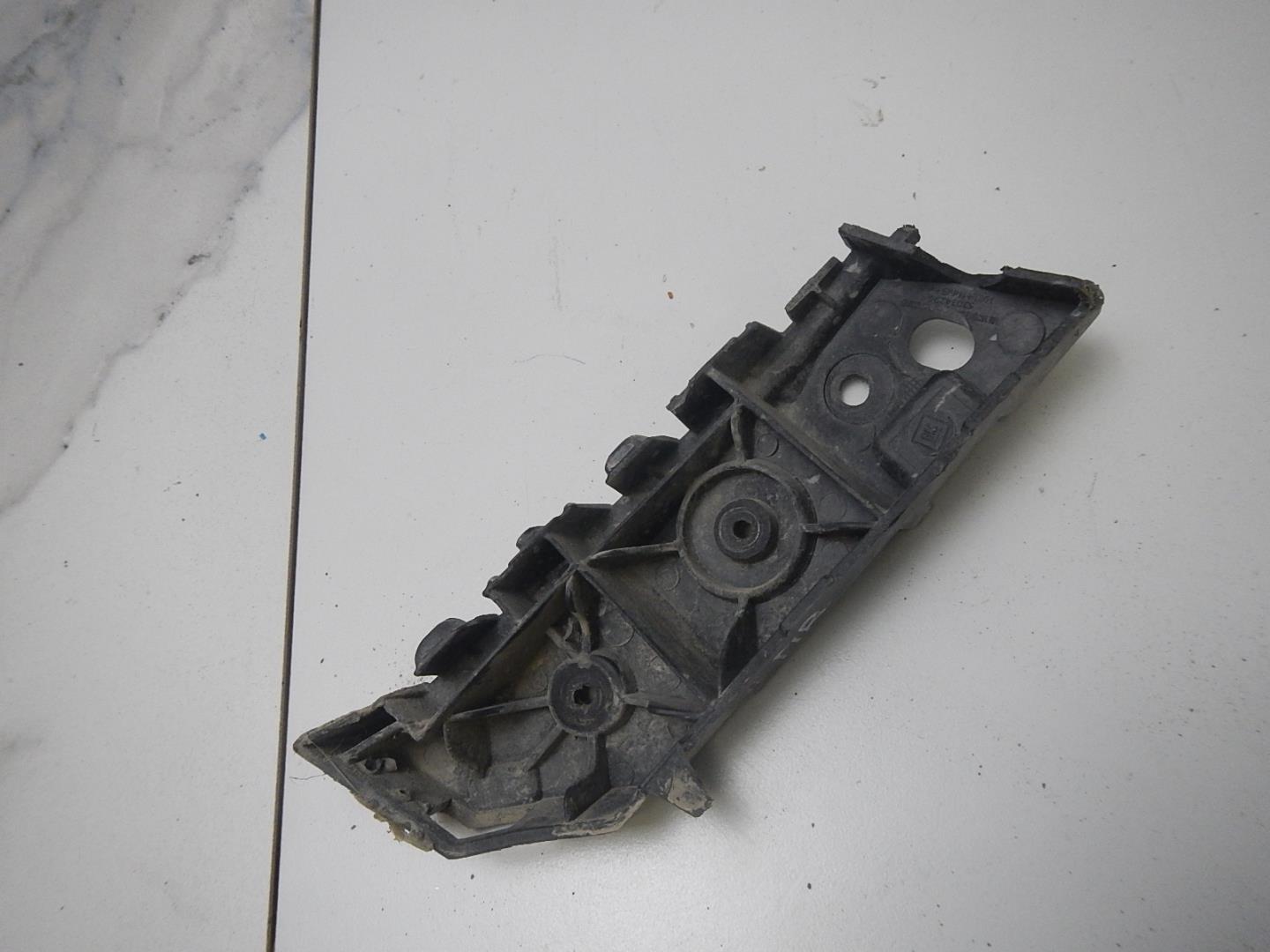 Кронштейн переднего бампера правый