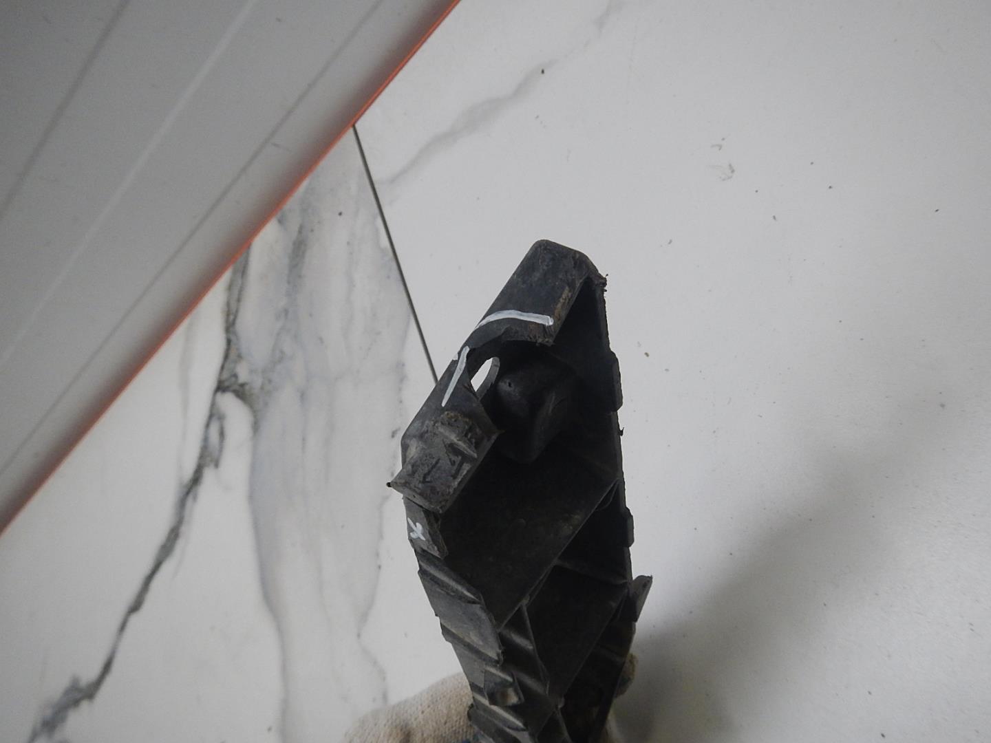 Кронштейн переднего бампера правый