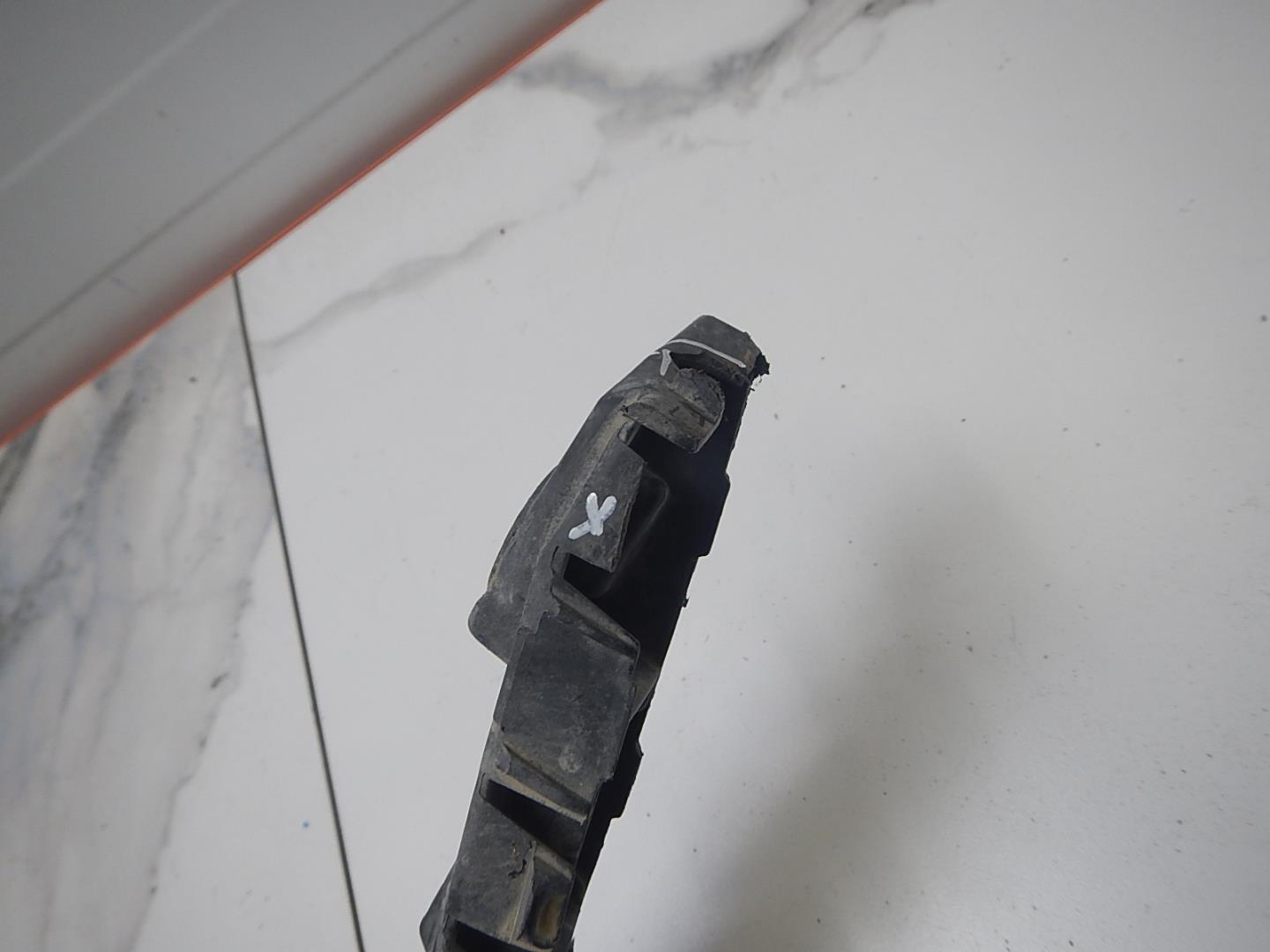 Кронштейн переднего бампера правый