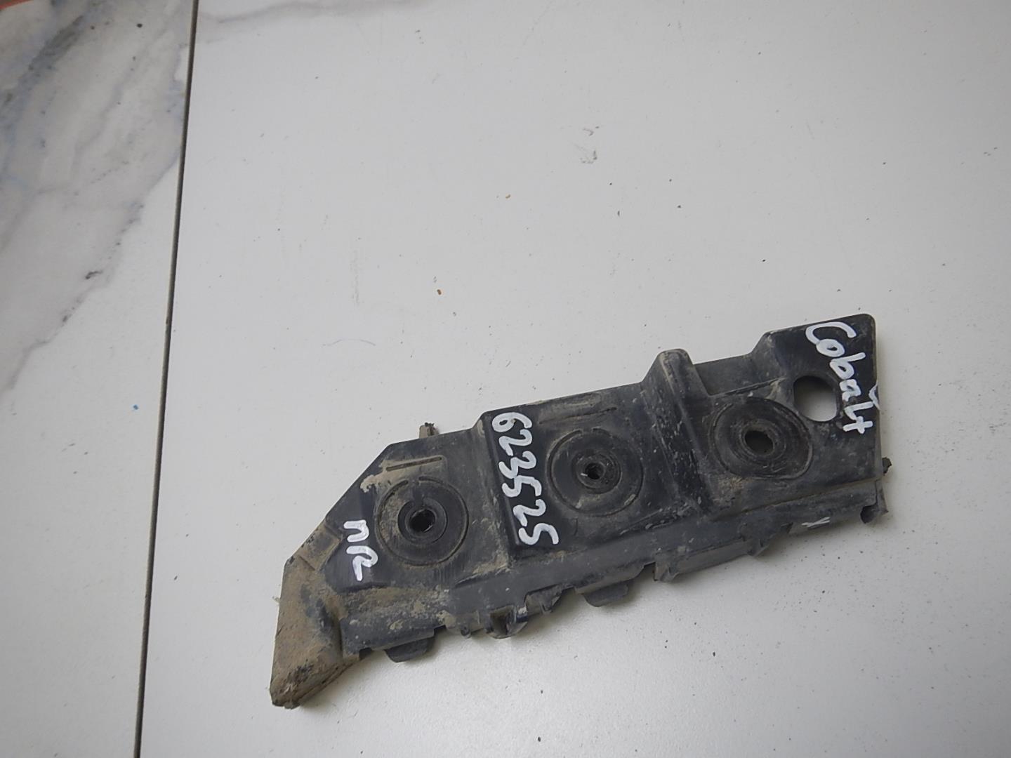 Кронштейн переднего бампера правый