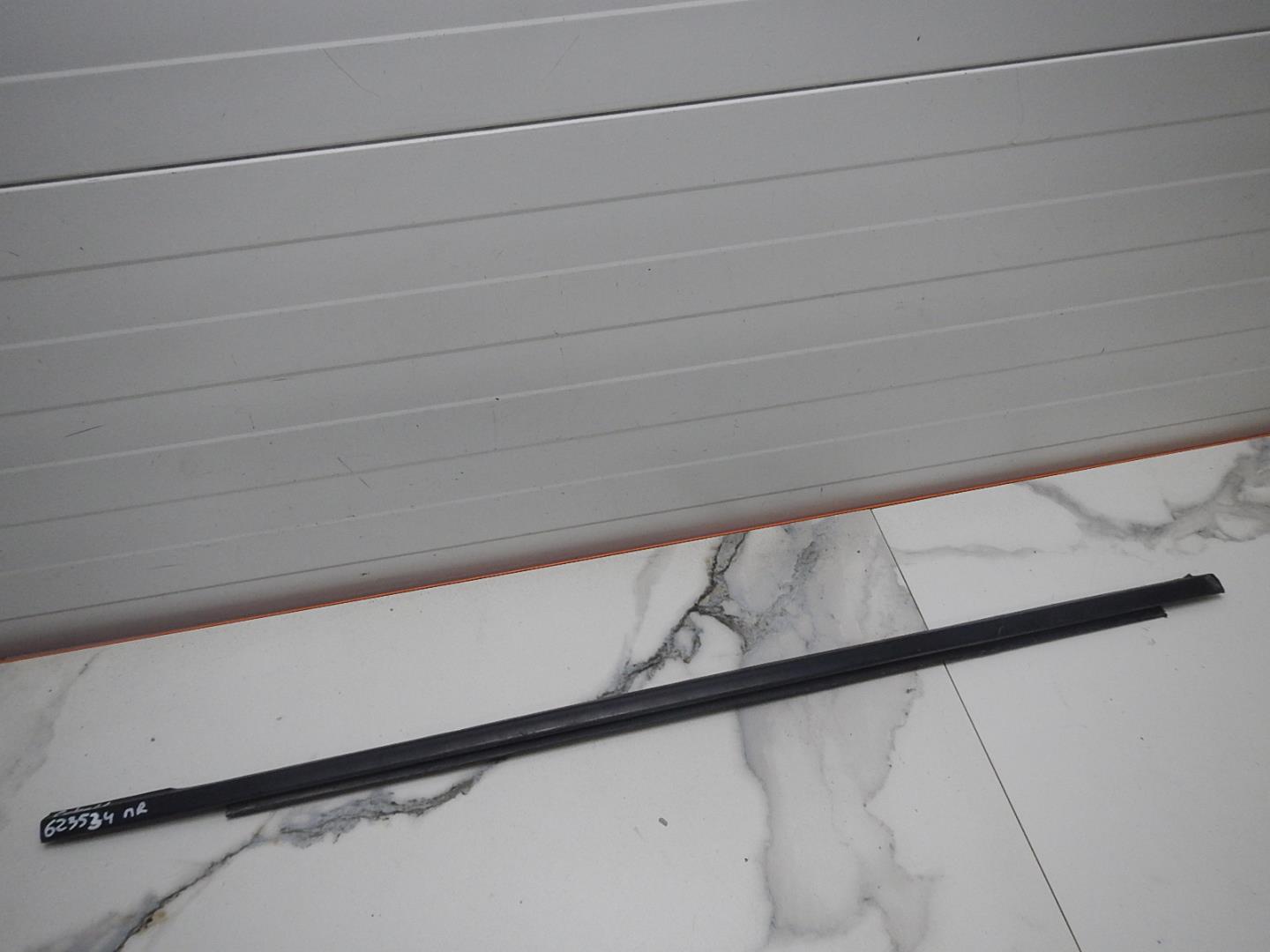 Накладка стекла переднего правого