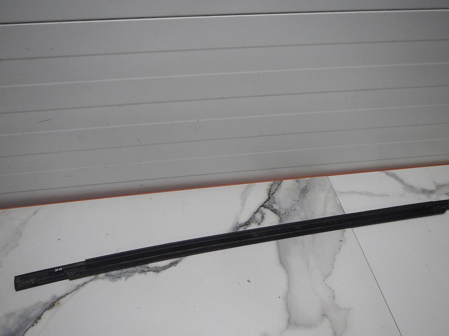 Накладка стекла переднего правого