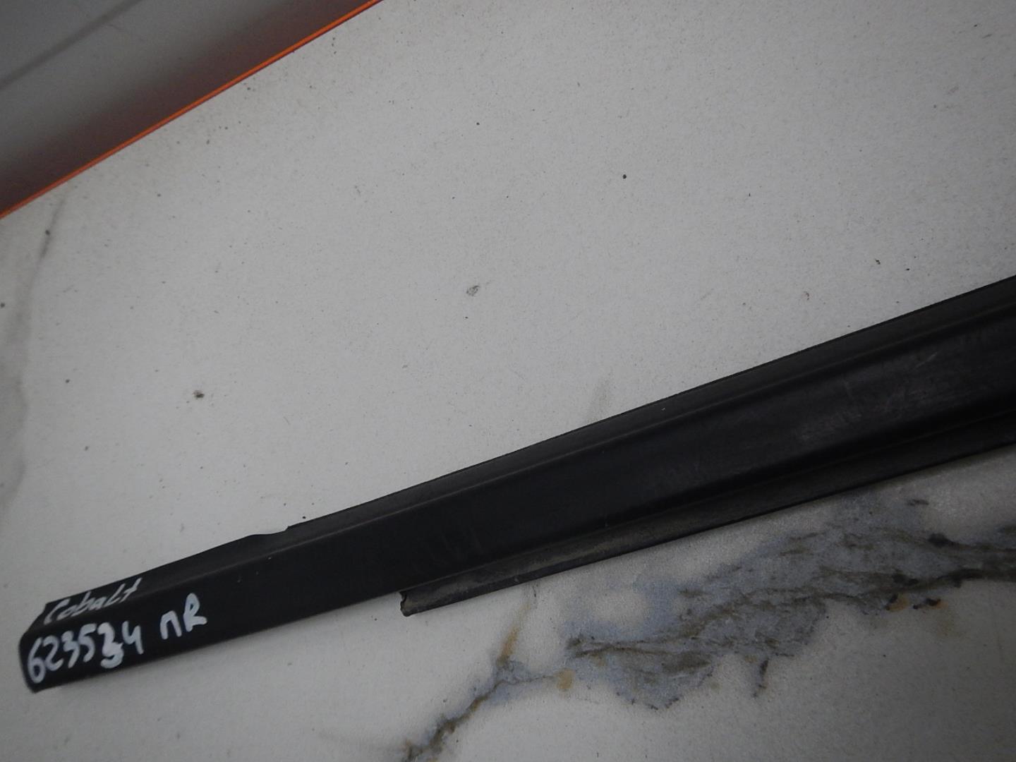 Накладка стекла переднего правого