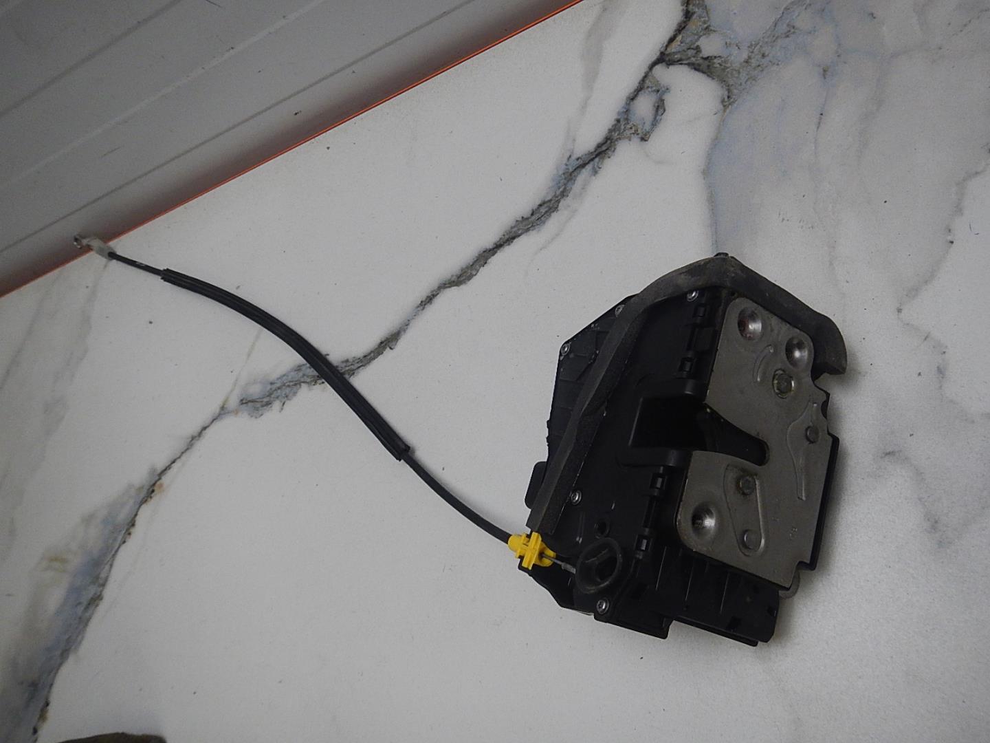 Замок двери передней правой