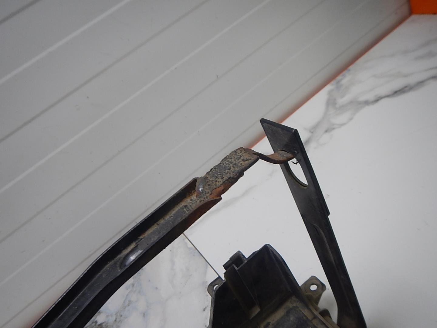 Крепление АКБ (корпус/подставка)