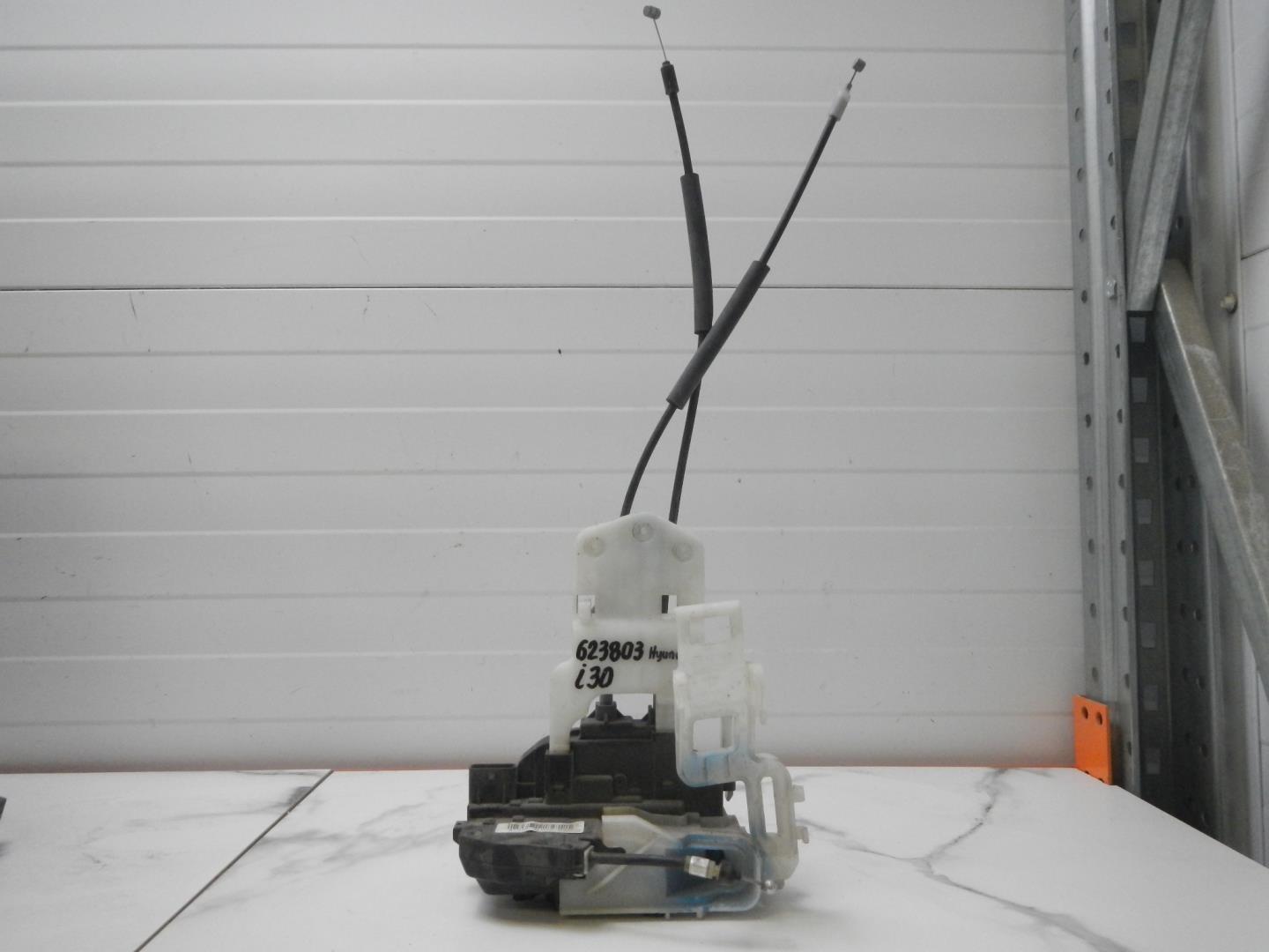 Замок двери передней левой