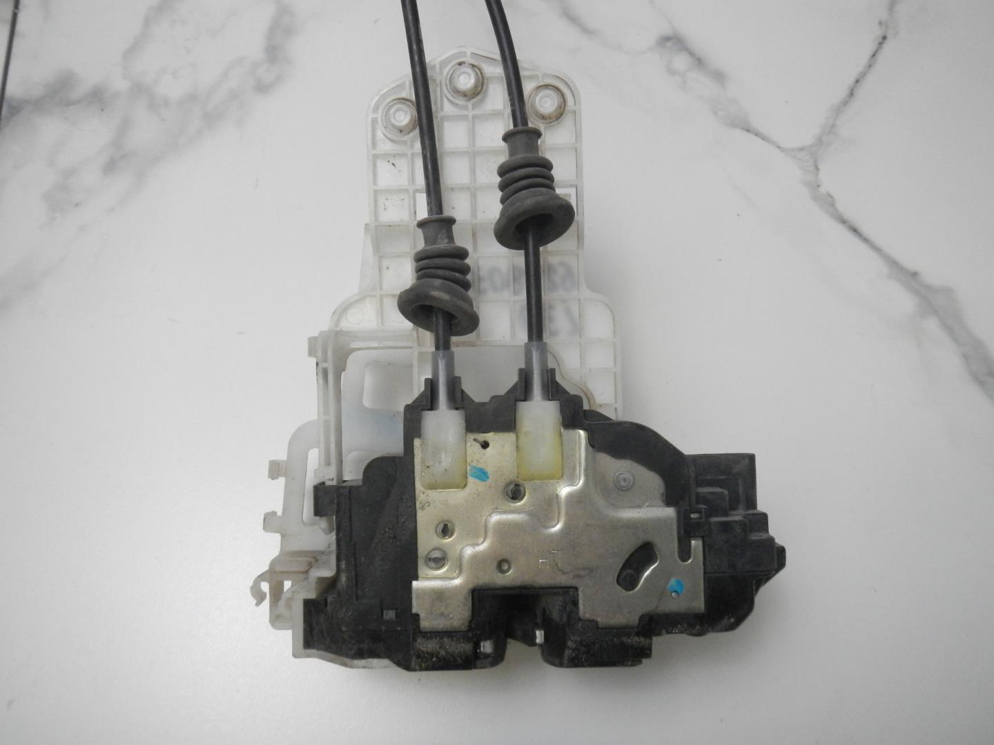 Замок двери передней левой