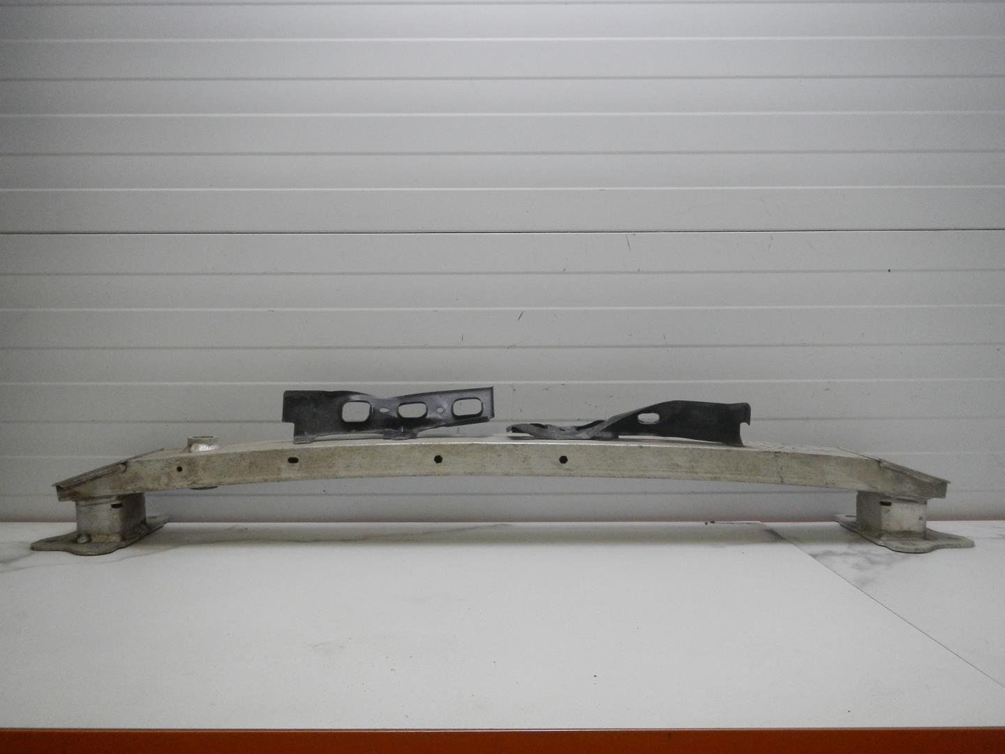 Усилитель переднего бампера