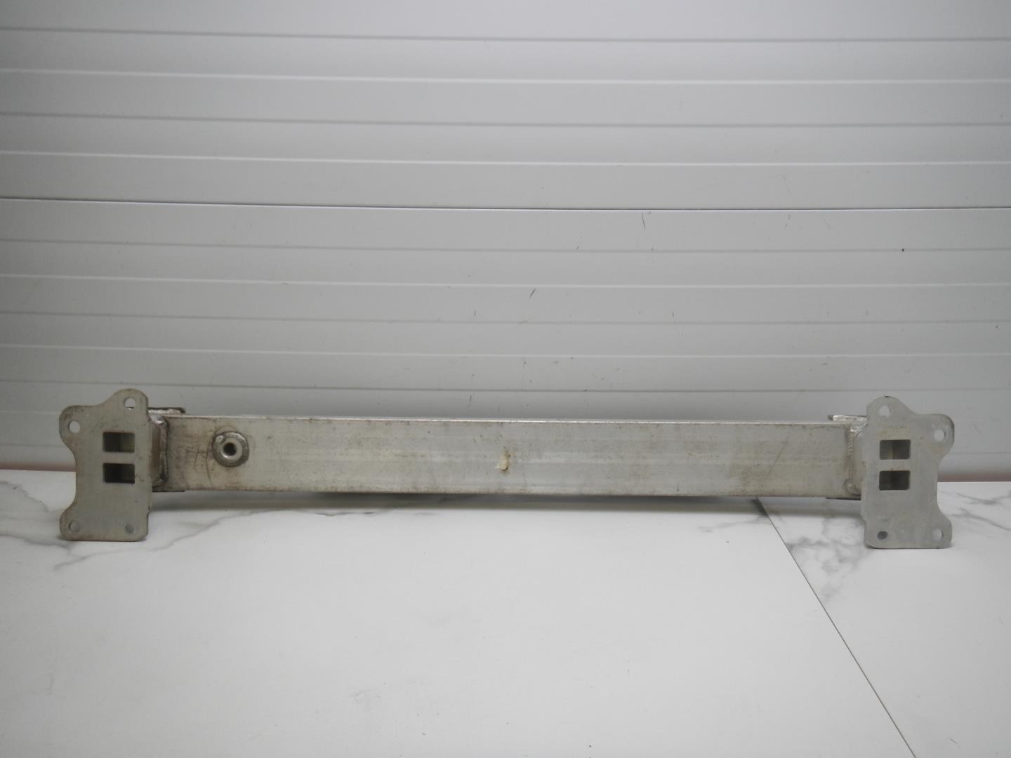 Усилитель переднего бампера