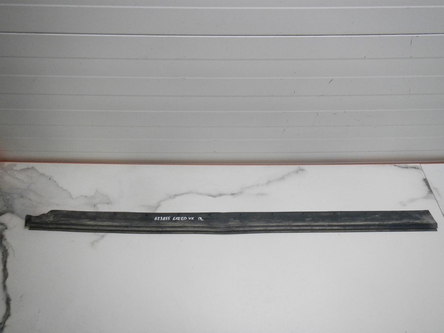 Уплотнитель передней левой двери