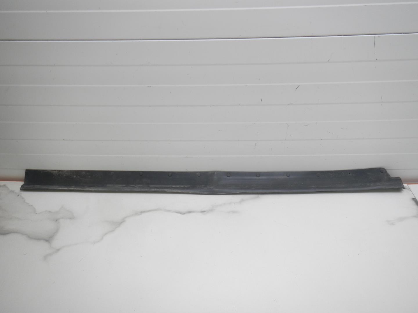 Уплотнитель передней левой двери