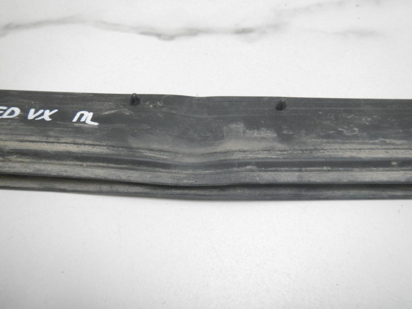 Уплотнитель передней левой двери