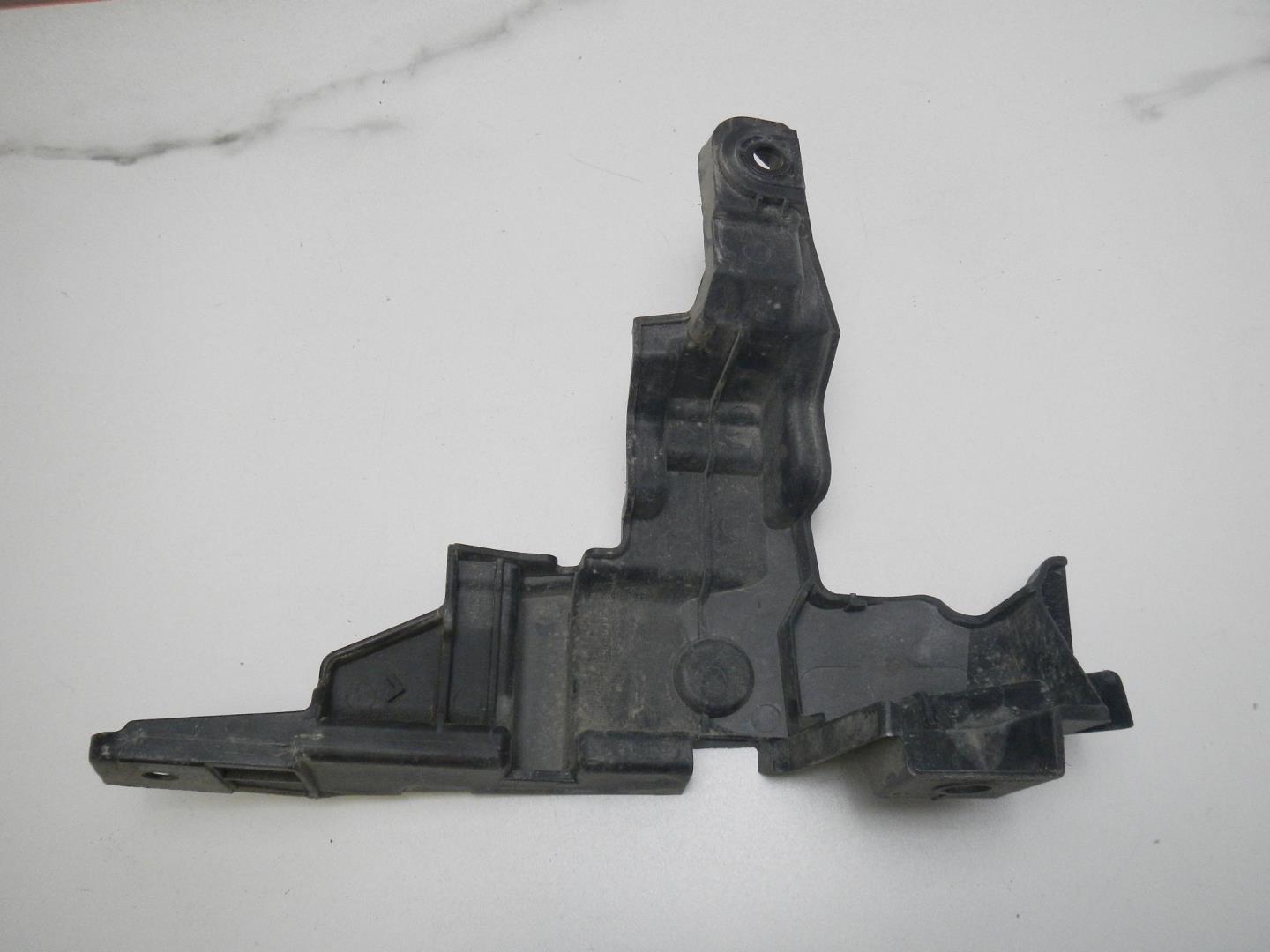 Кронштейн переднего бампера правый