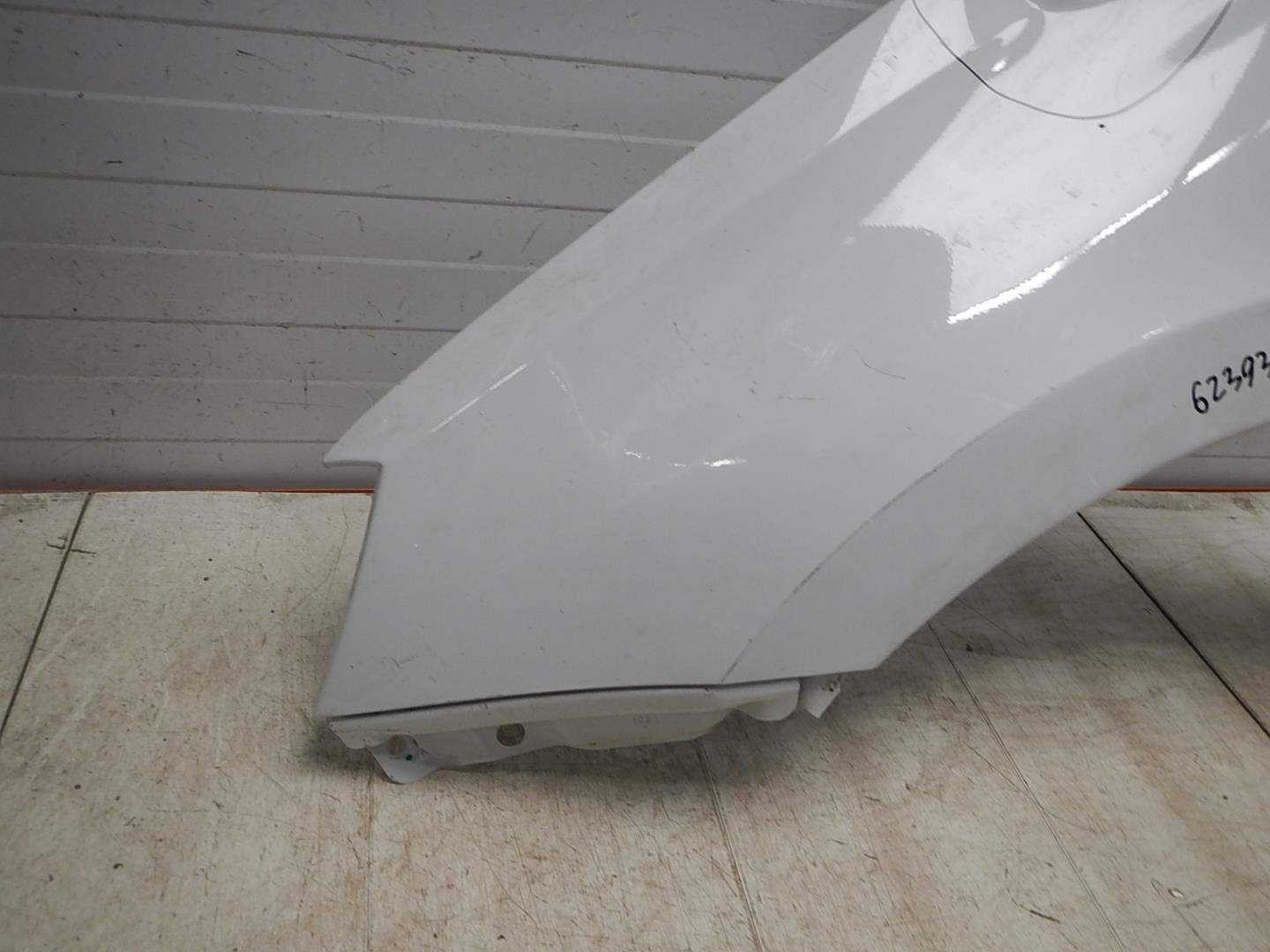 Крыло переднее левое