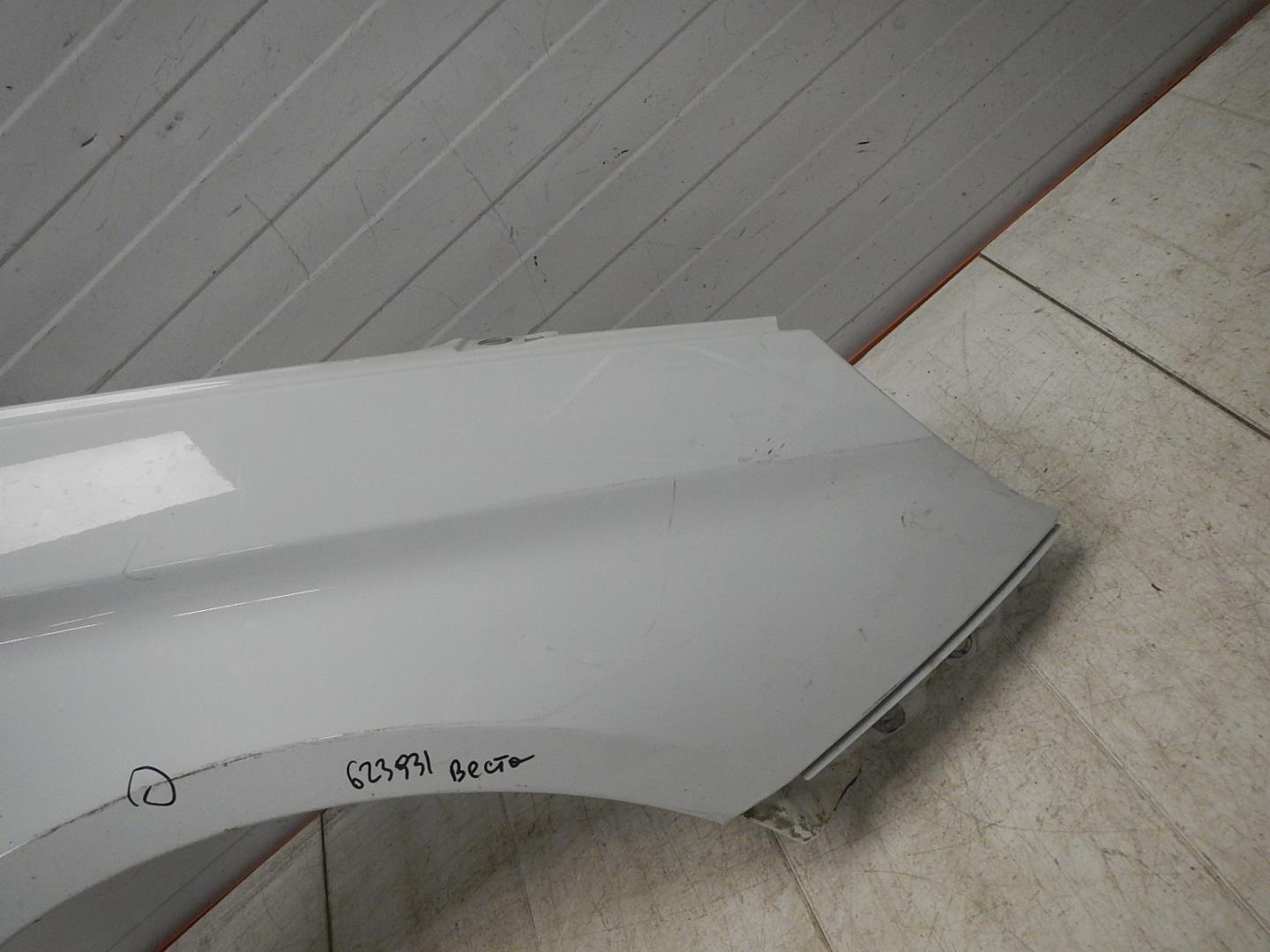 Крыло переднее правое