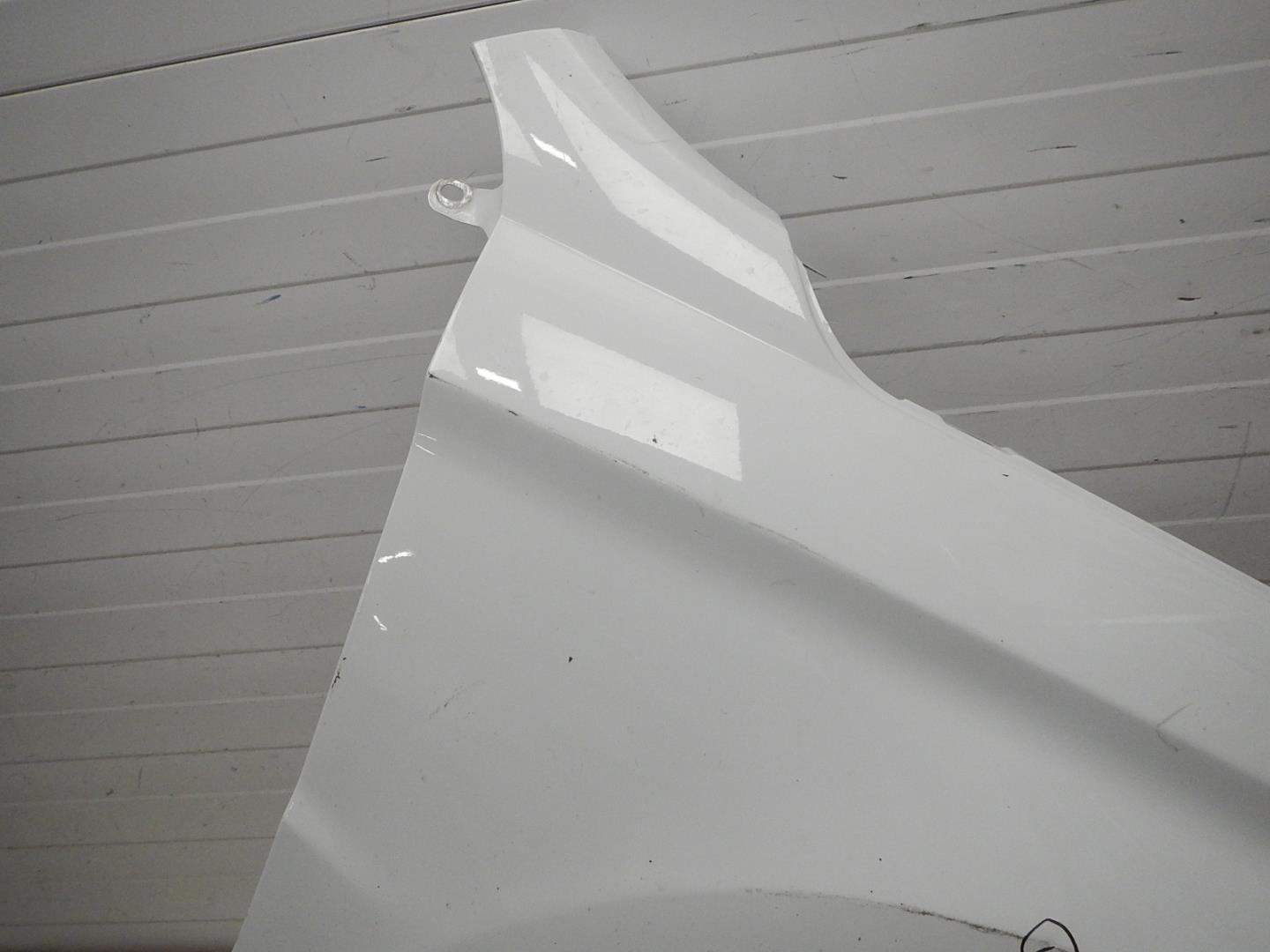 Крыло переднее правое