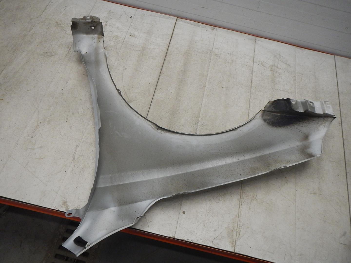 Крыло переднее правое