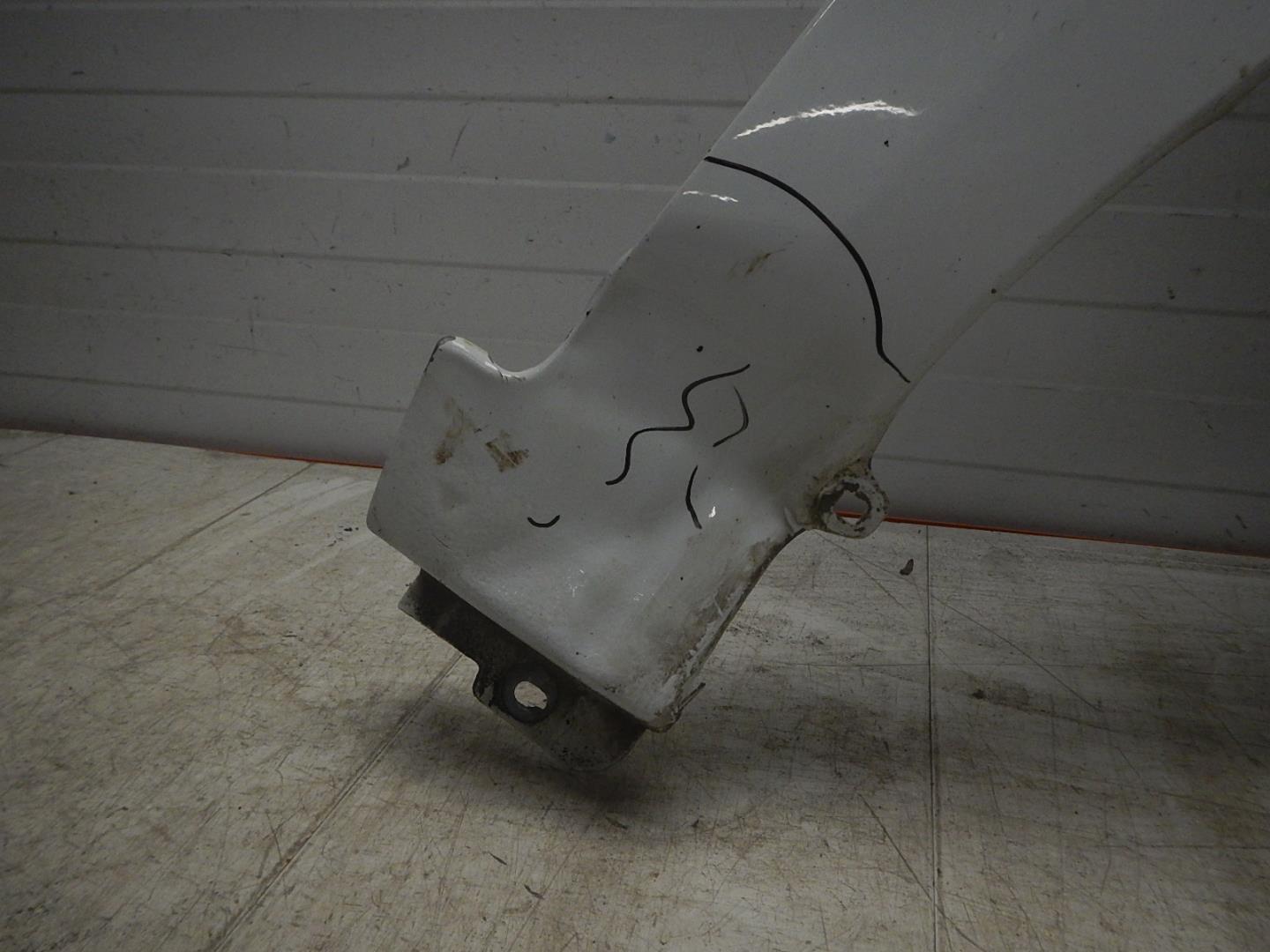 Крыло переднее правое