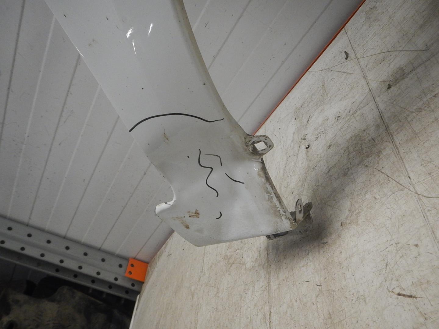 Крыло переднее правое