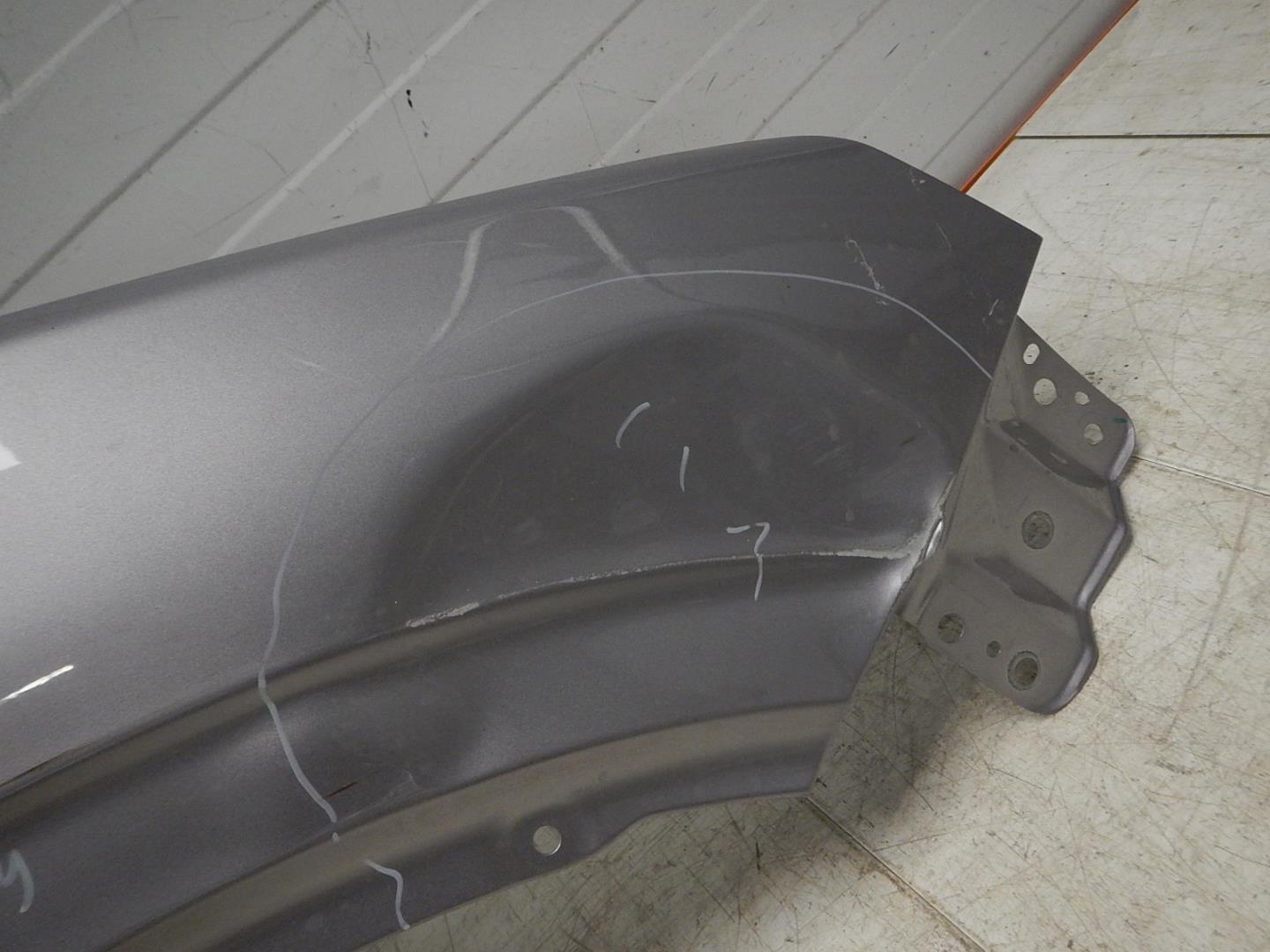 Крыло переднее правое