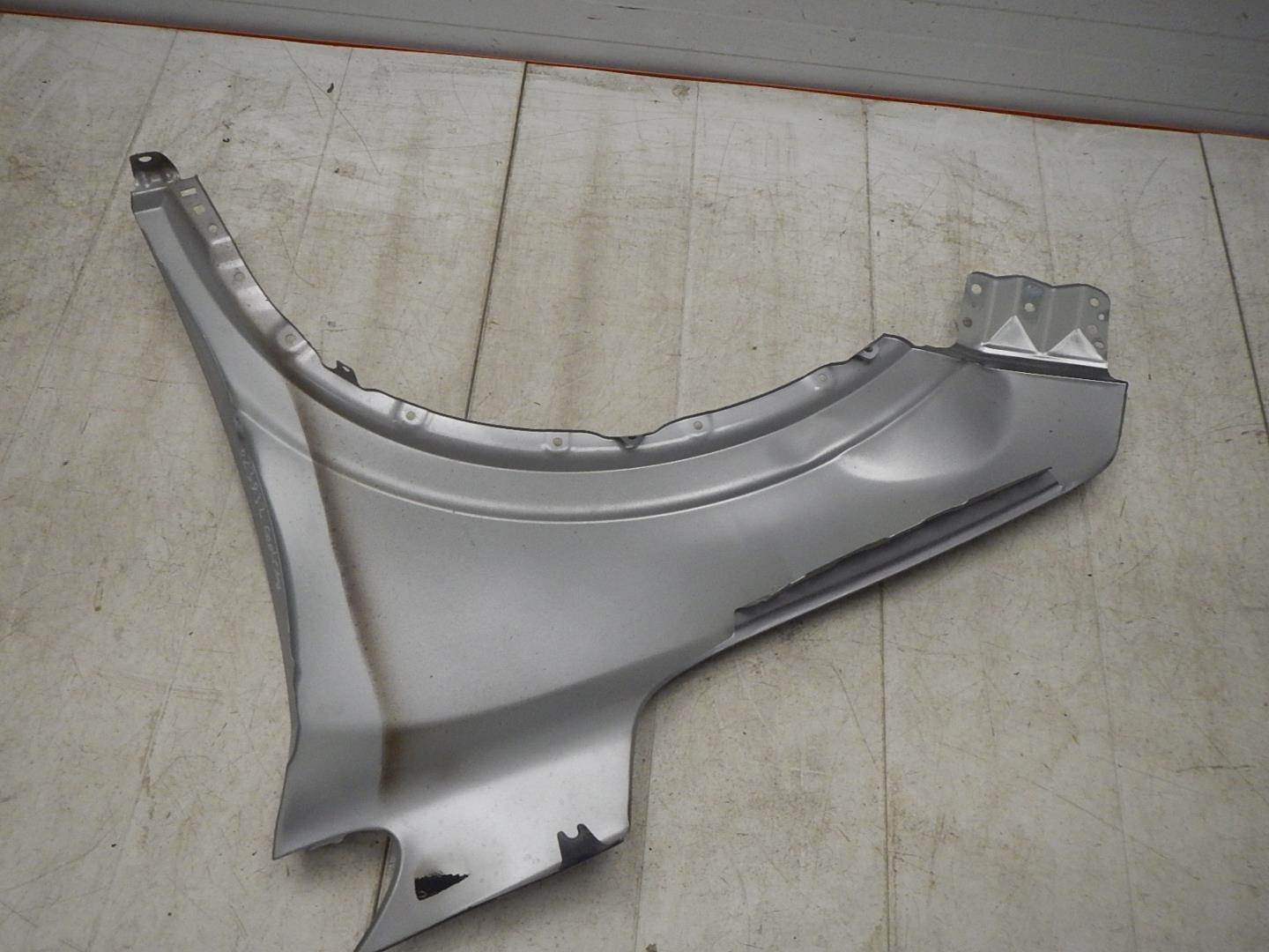 Крыло переднее правое