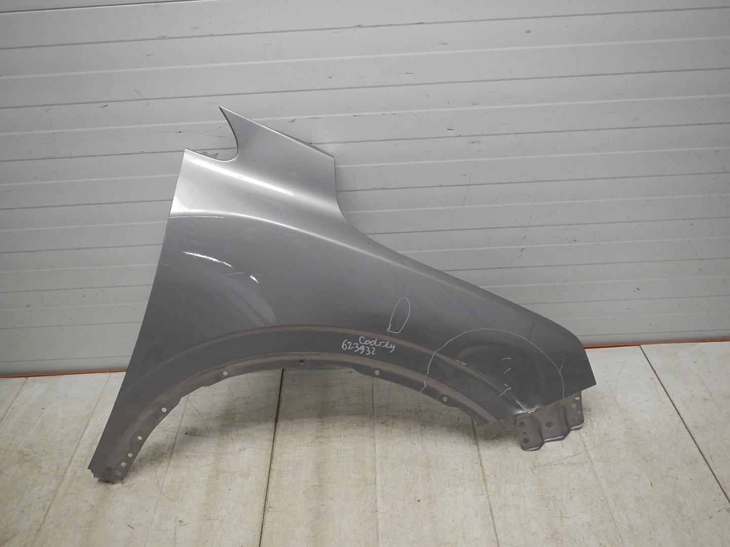 Крыло переднее правое