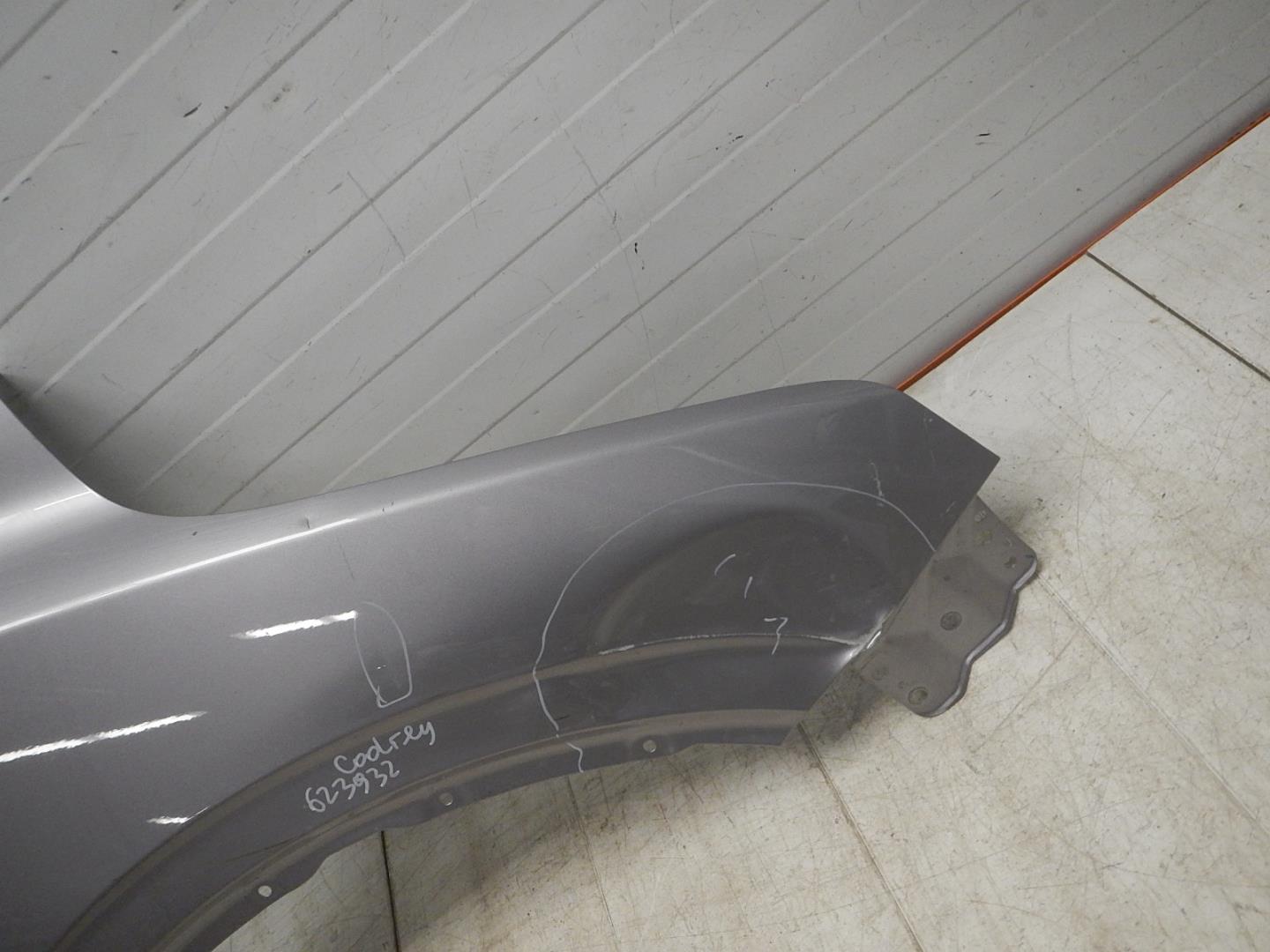 Крыло переднее правое