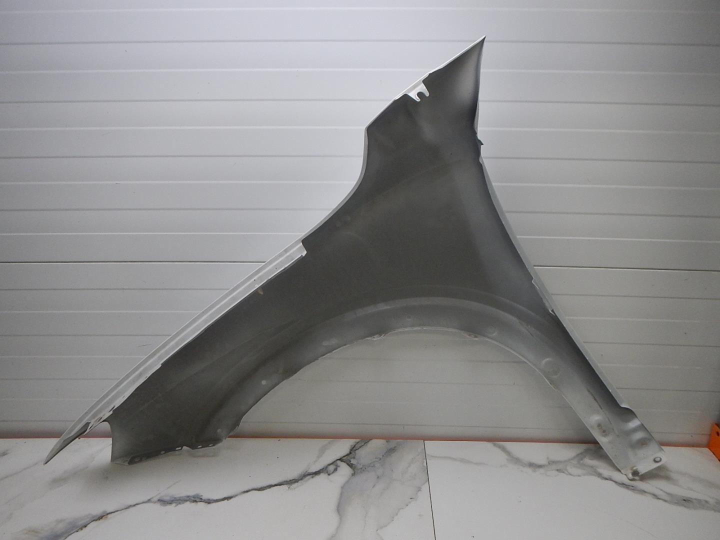 Крыло переднее правое