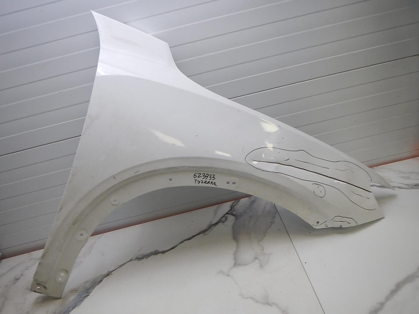 Крыло переднее правое