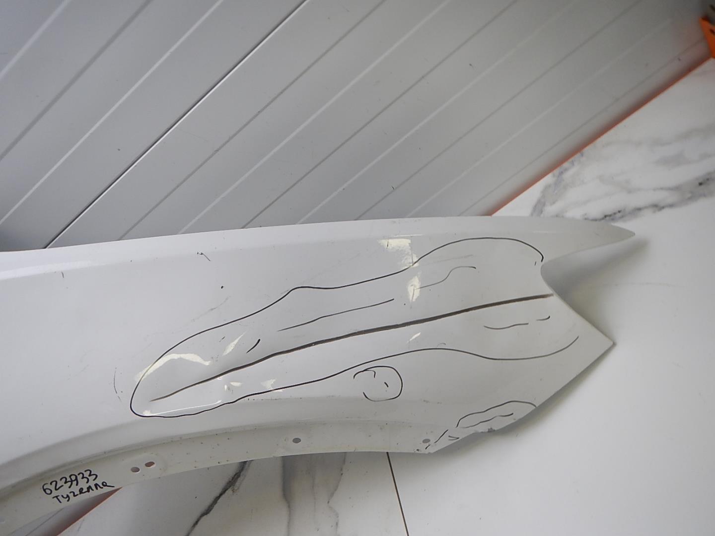 Крыло переднее правое