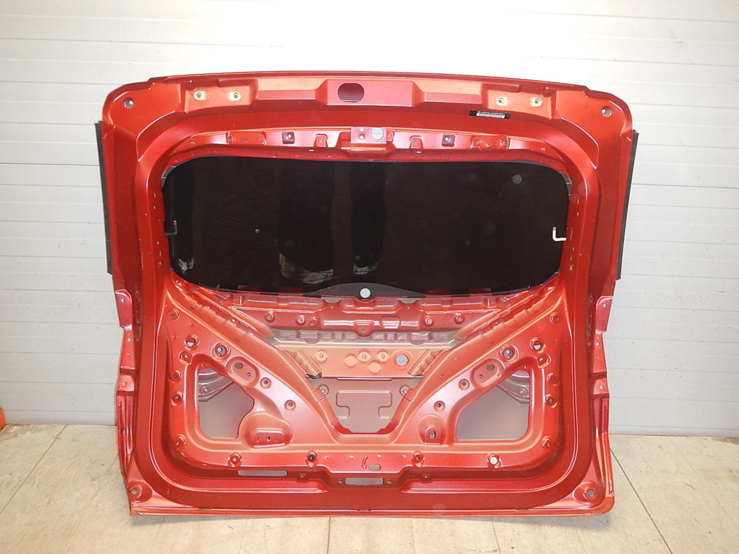 Стекло двери багажника