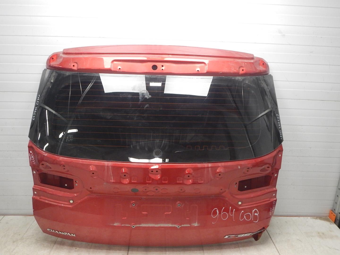 Стекло двери багажника