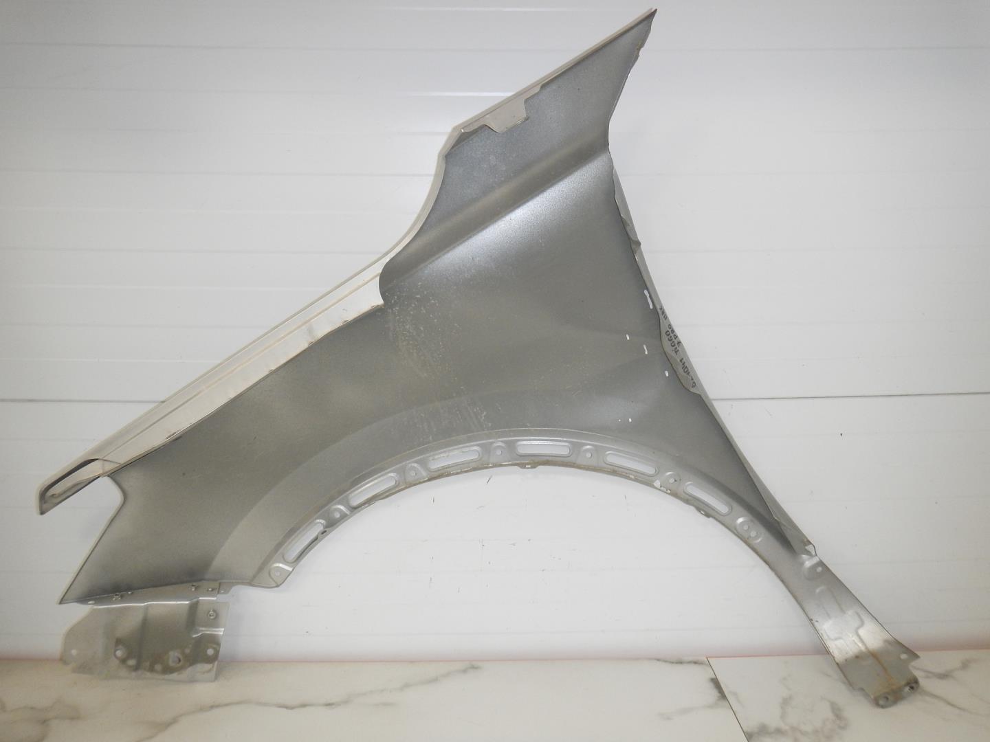 Крыло переднее правое