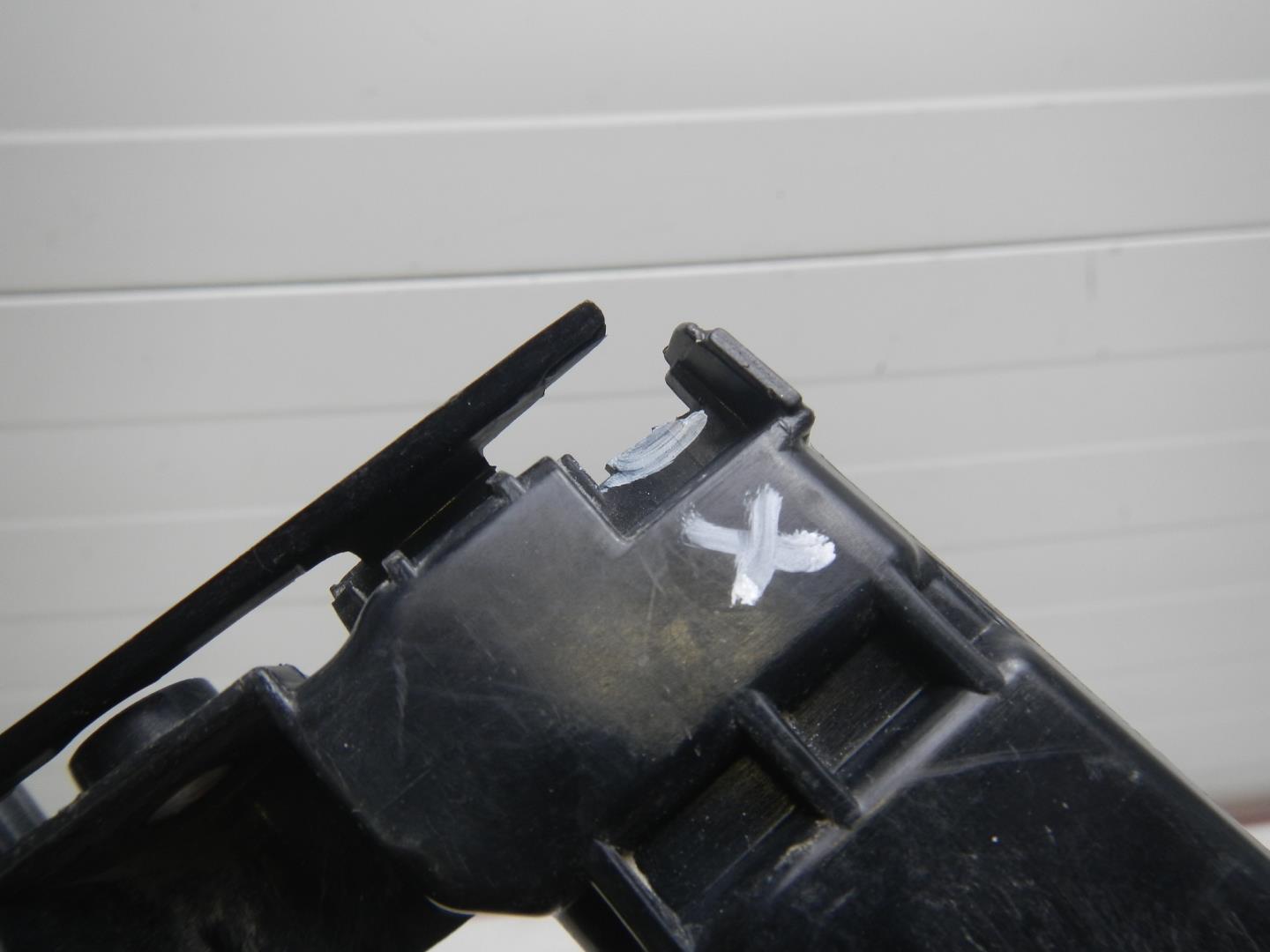 Кронштейн переднего бампера правый