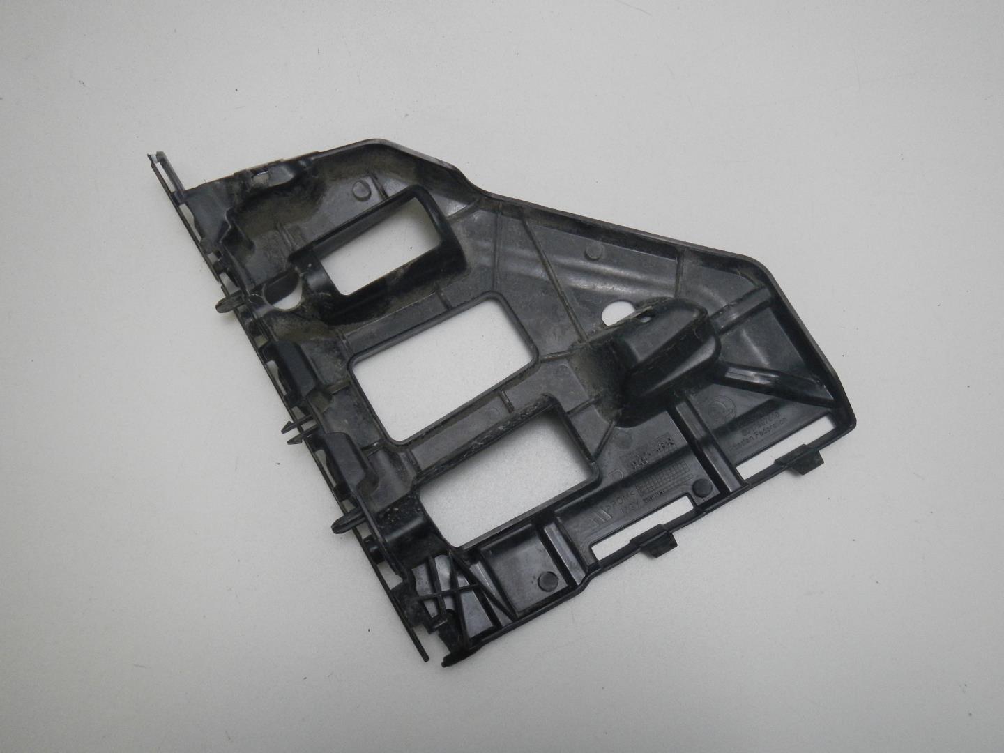 Кронштейн переднего бампера правый