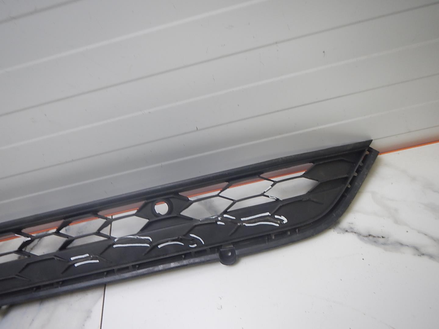 Решетка в бампер центральная